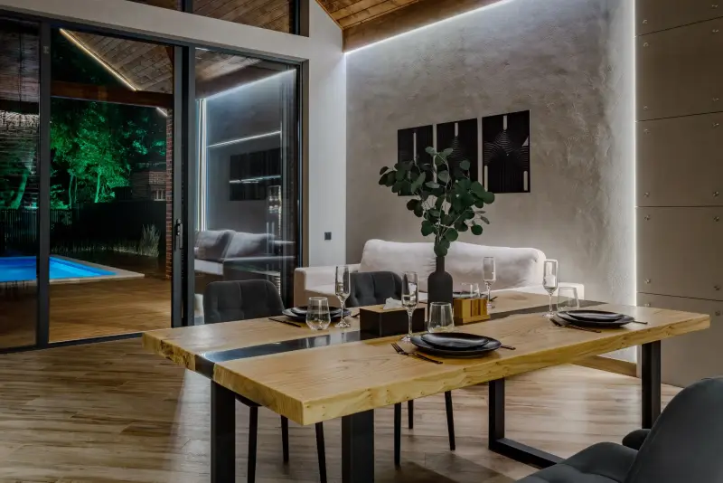 Горная тропа среди зелёных холмов Адыгеи