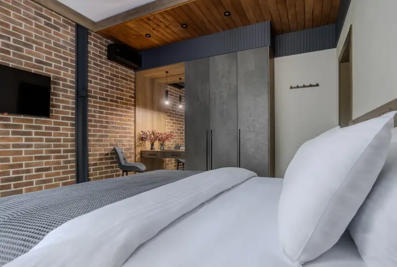 Зелёные склоны гор и утренний туман в Адыгее